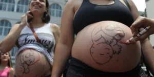 Violência obstétrica e conveniência: as forças estruturais que barram o parto normal