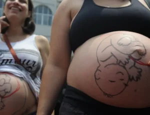 Fatores sociais e estruturais empurram mulheres para cesarianas seguras