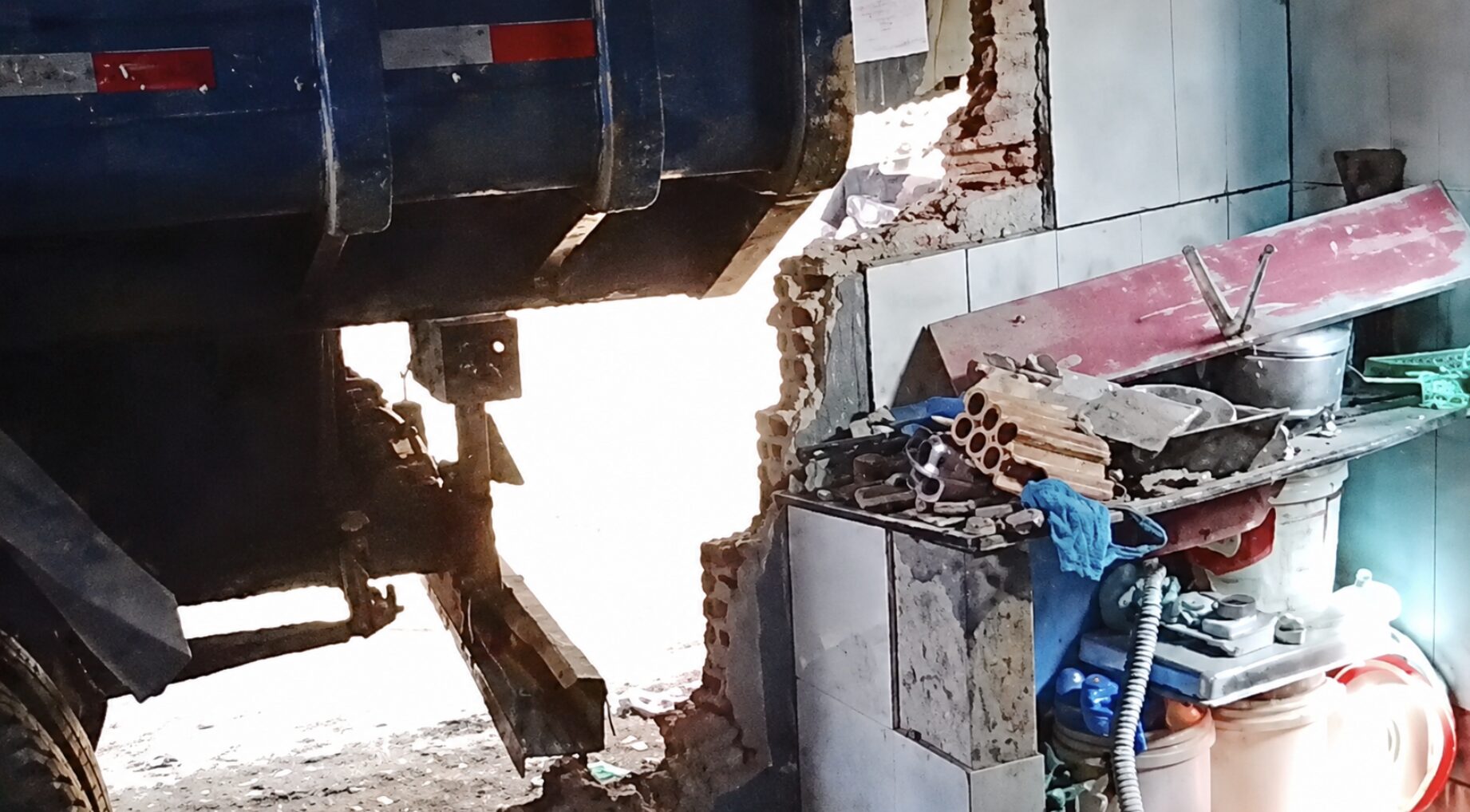 Caçamba perde o freio e atinge residência em Itapiranga; veja vídeo
