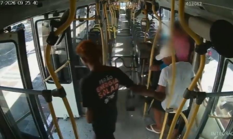 Polícia pede ajuda para localizar dupla que assaltou o 560 no Centro de Manaus; veja vídeo