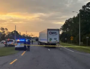 Mexicano é atropelado e morto por caminhão ao fugir de agentes do ICE na Flórida; veja vídeo