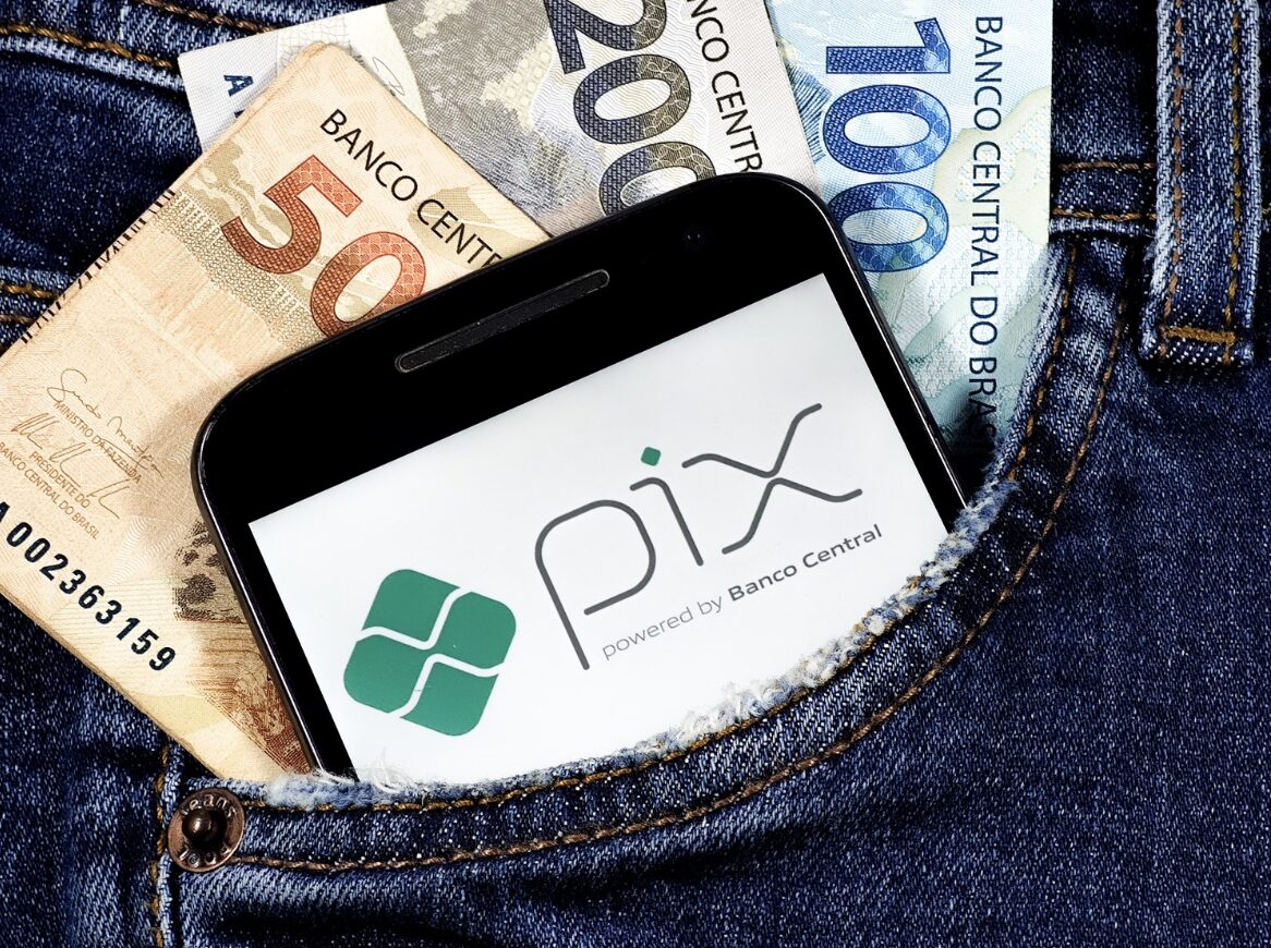 Tensão comercial: EUA impõem novas tarifas ao Brasil e brasileiro já pergunta: “E o Pix? Nada ainda?”