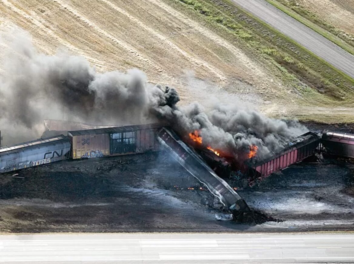 Cerco de labaredas: Trem de carga é encurralado por inc3ndio fora de controle no Canadá; veja vídeo