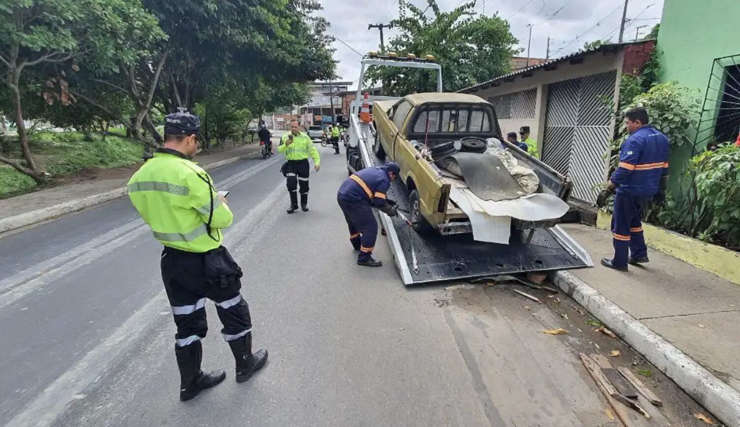 Operação ‘Sucata’: Prefeitura de Manaus realiza retirada de veículos abandonados na zona Norte