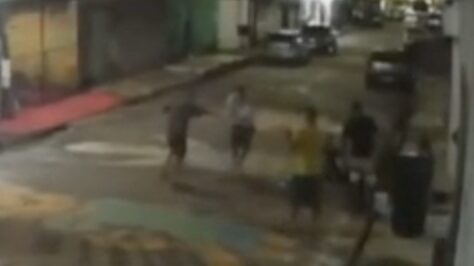 Cachaça que terminou em morte: veja momento em que homem é morto pelo próprio “amigo de copo” no São José; imagens fortes