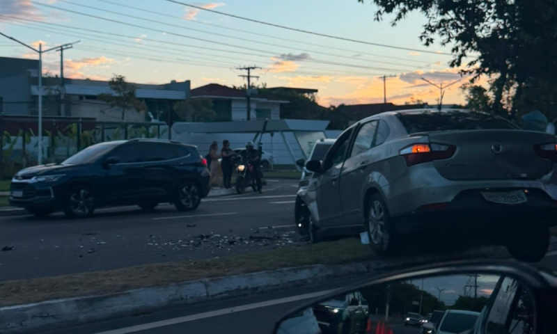 Grave acidente na Avenida Coronel Teixeira deixa três pessoas feridas; veja vídeos