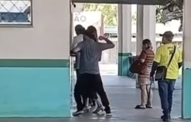 Veja o momento em que homem descontrolado tenta esmurrar funcionários de empresa de ônibus na rodoviária de Itacoatiara