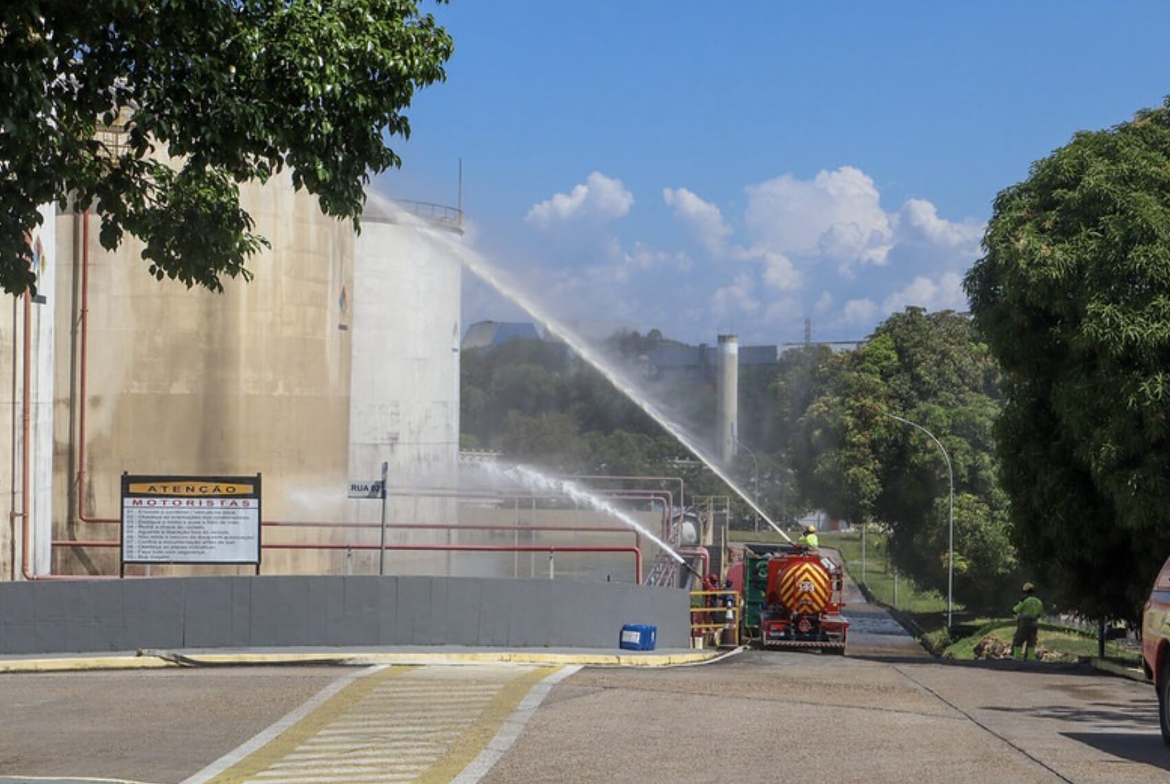 Bombeiros iniciam sucção de estireno e avançam para etapa final de contenção no Distrito Industrial