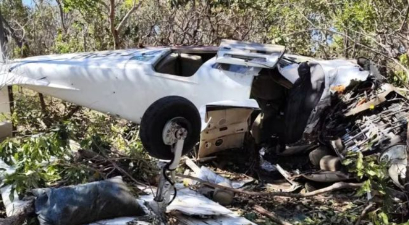 Tragédia no ar: avião cai segundos após decolar e deixa dois mortos; veja vídeo