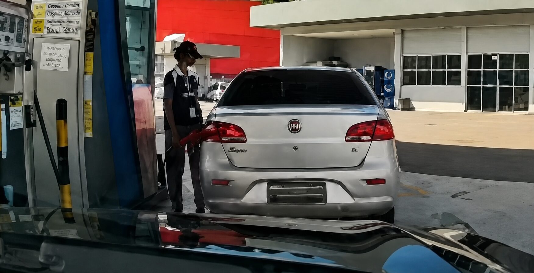 Tanque cheio, bolso vazio: Motorista mete o ‘balão’ em posto de combustível na Zona Norte de Manaus; veja vídeo