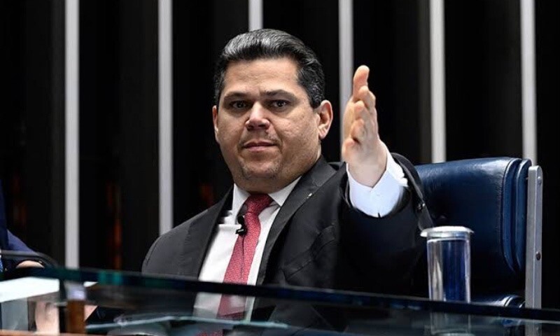 Davi Alcolumbre usou avião da FAB para viajar ao Festival de Parintins, apontam registros oficiais