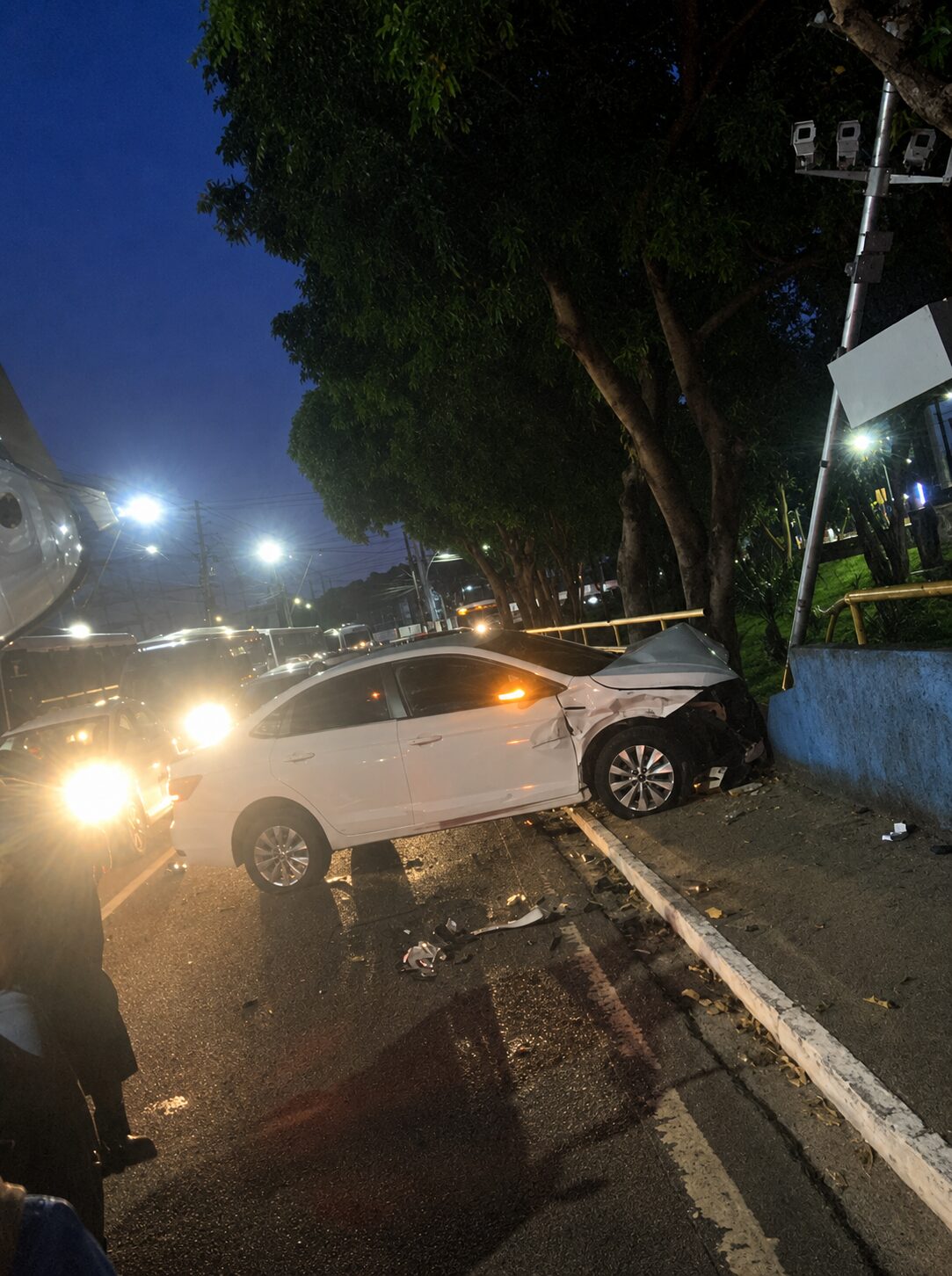 Carro atinge radar após colisão na Avenida Brasil e provoca lentidão em frente à Prefeitura de Manaus; veja vídeo