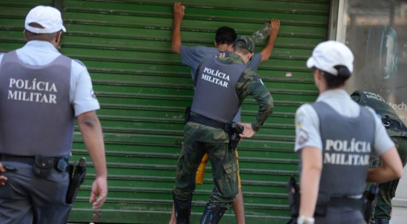 “Uma bandida dessas”: abordagem policial termina com cena inusitada após suspeito usar roupa íntima com recado curioso; veja vídeo