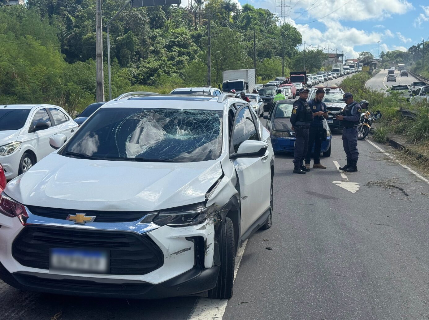Urgente: Trabalhador da limpeza pública é atropelado e fica gravemente ferido na Avenida das Flores; veja vídeo