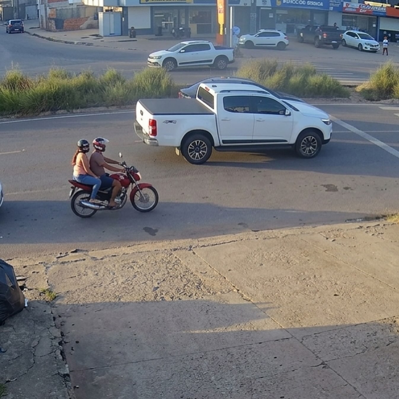 Grave acidente: Dupla é arremessada de moto e ficam feredias após colisão com carro na AM-070; veja vídeo