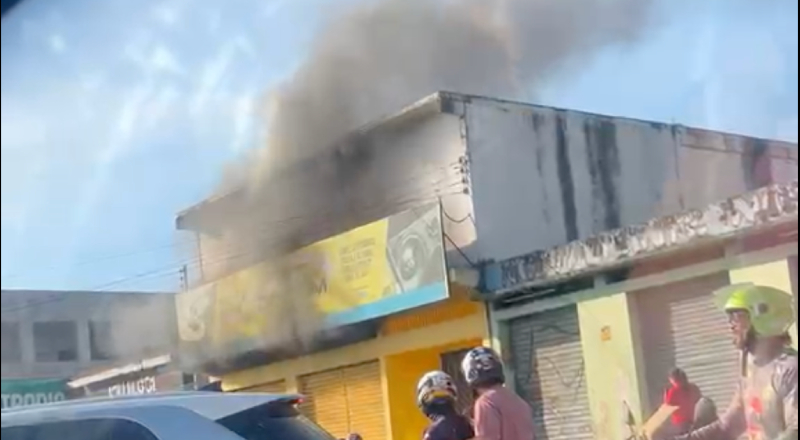 Agora: carro pega fogo dentro de empresa no bairro Cidade Nova; veja vídeo