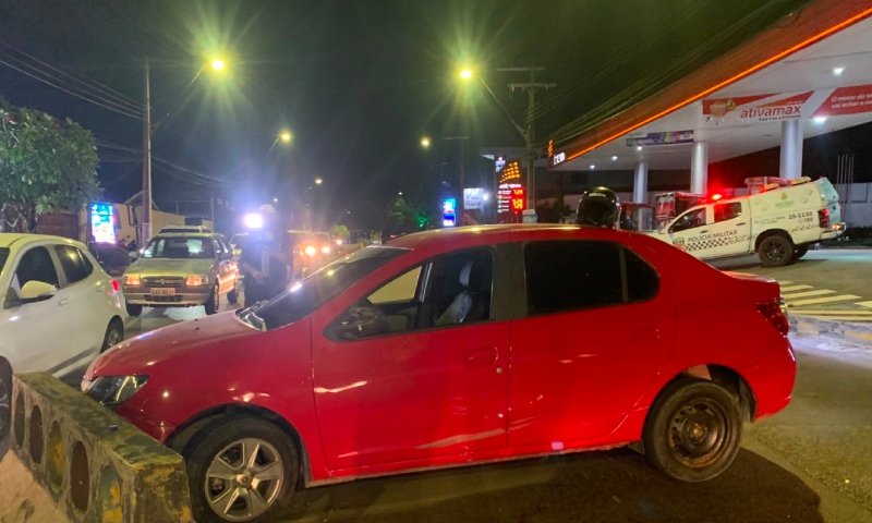 Motorista com sinais de embriaguez provoca acidente, atinge motociclista e fica em estado grave em Manaus; veja vídeo