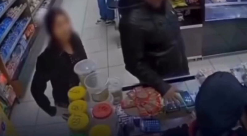 Tudo  por causa de um salgado: discussão termina em pancadaria dentro de padaria; veja vídeo