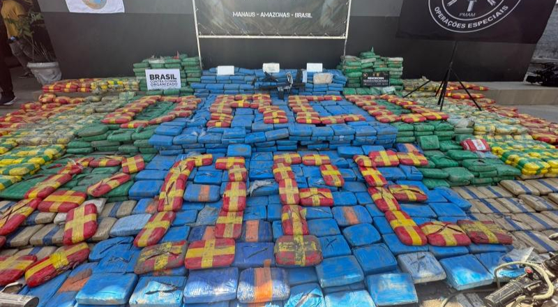 Polícia encontra mais de 2,5 toneladas de cocaína escondidas em embarcações no Rio Solimões