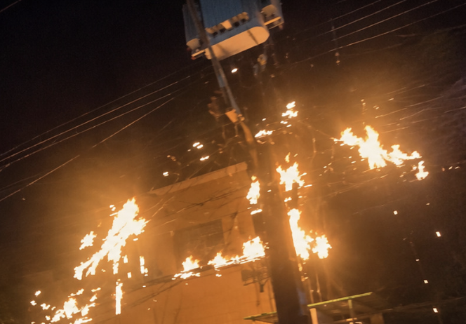 Incêndio em postes provoca correria e mobiliza bombeiros na Djalma Batista; veja vídeo