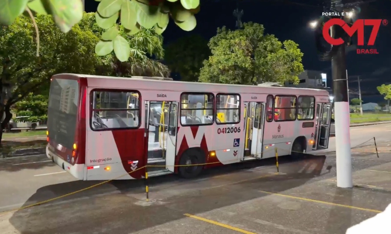 Trio é preso após trocar tiros com a ROMU e fazer arrastão em ônibus da linha 418, em Manaus; veja vídeo