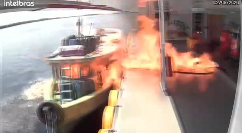Tudo filmado: cigarro causa explosão impressionante e barco pega fogo durante abastecimento no interior do AM