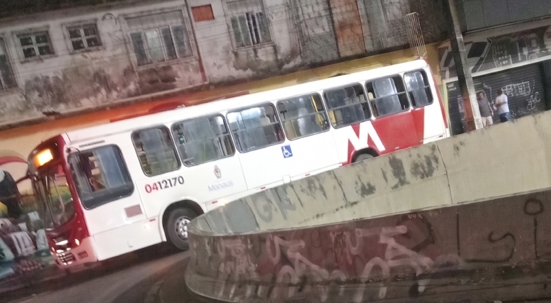 Homem que tinha o costume de colocar o braço pra fora da janela no ônibus aprende lição da pior forma em Manaus