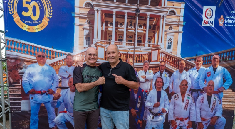 Sérgio Penha agradece Coronel Menezes por homenagem durante Jubileu de Ouro do Jiu-Jítsu no Amazonas