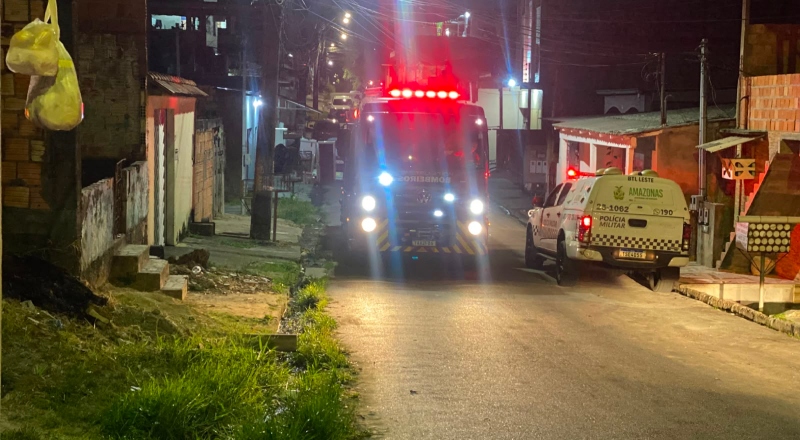 Homem ateia fogo em lixo e assusta moradores na zona Leste de Manaus
