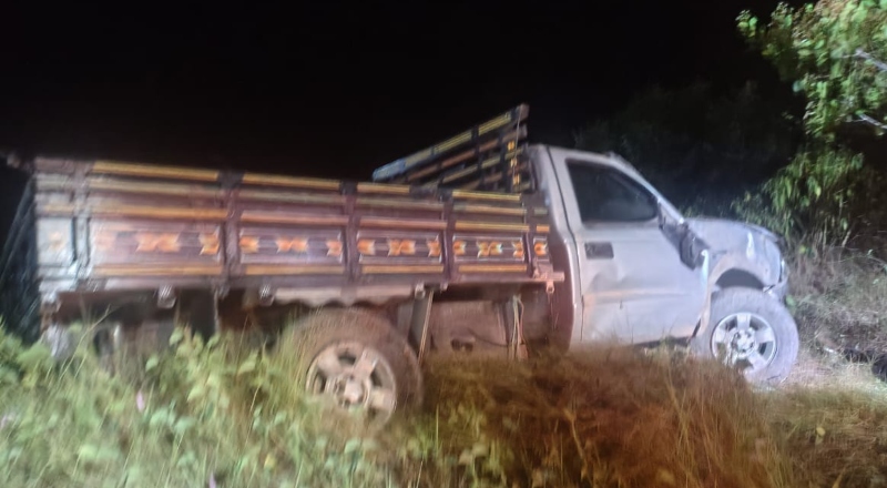 Homem é encontrado sem vida ao lado de caminhonete acidentada em Rio Preto da Eva; veja vídeo