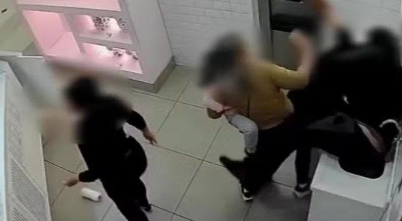 ‘Nem o sorvete esfriou o clima ‘: Cliente perde a cabeça após cobrança de R$ 1 e parte para cima de funcionário em sorveteria; veja vídeo