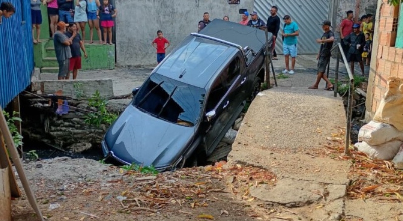 Tentativa de fuga termina em queda dentro de igarapé no bairro Alvorada; veja vídeos