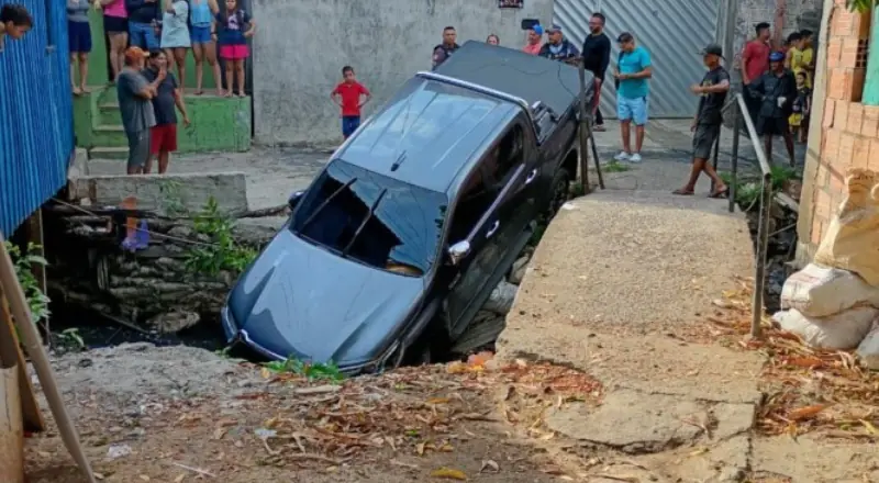 Tentativa de fuga termina em queda dentro de igarapé no bairro Alvorada; veja vídeos