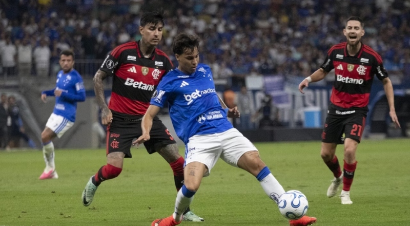 Flamengo perde de virada para o Cruzeiro e desperdiça chance de assumir a liderança do Brasileirão