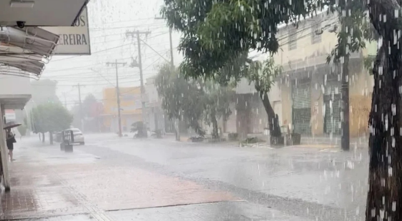 INMET: Manaus entra em alerta amarelo para chuvas intensas neste domingo (23)