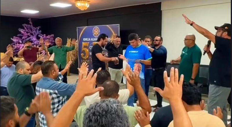 ‘Reunião com apoiadores ou palanque político?’: Nathan Macena pede voto de fiéis dentro de igreja e comete crime eleitoral; veja vídeo