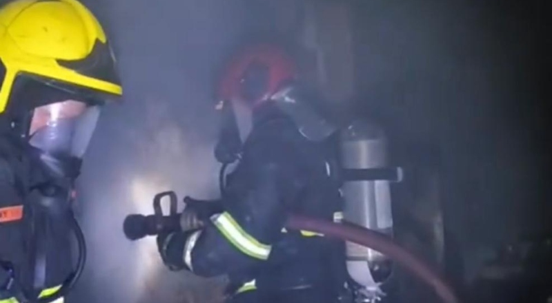 Bombeiros resgatam homem com vida durante incêndio em residência na Cachoeirinha; veja vídeo