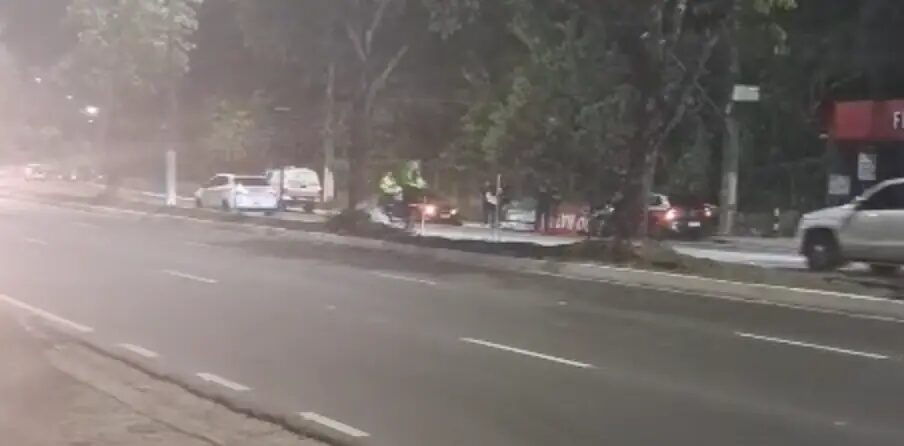 Suposto racha termina em ac1dente e veículo quase invade Lanche Filho da Fruta do Batata; veja vídeo