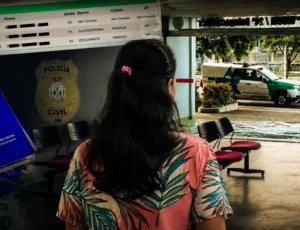 Homem vai na delegacia denunciar sogra que xingou ele e descobre que ela tem três CPFs e supostamente aplica golpe no INSS em Manaus