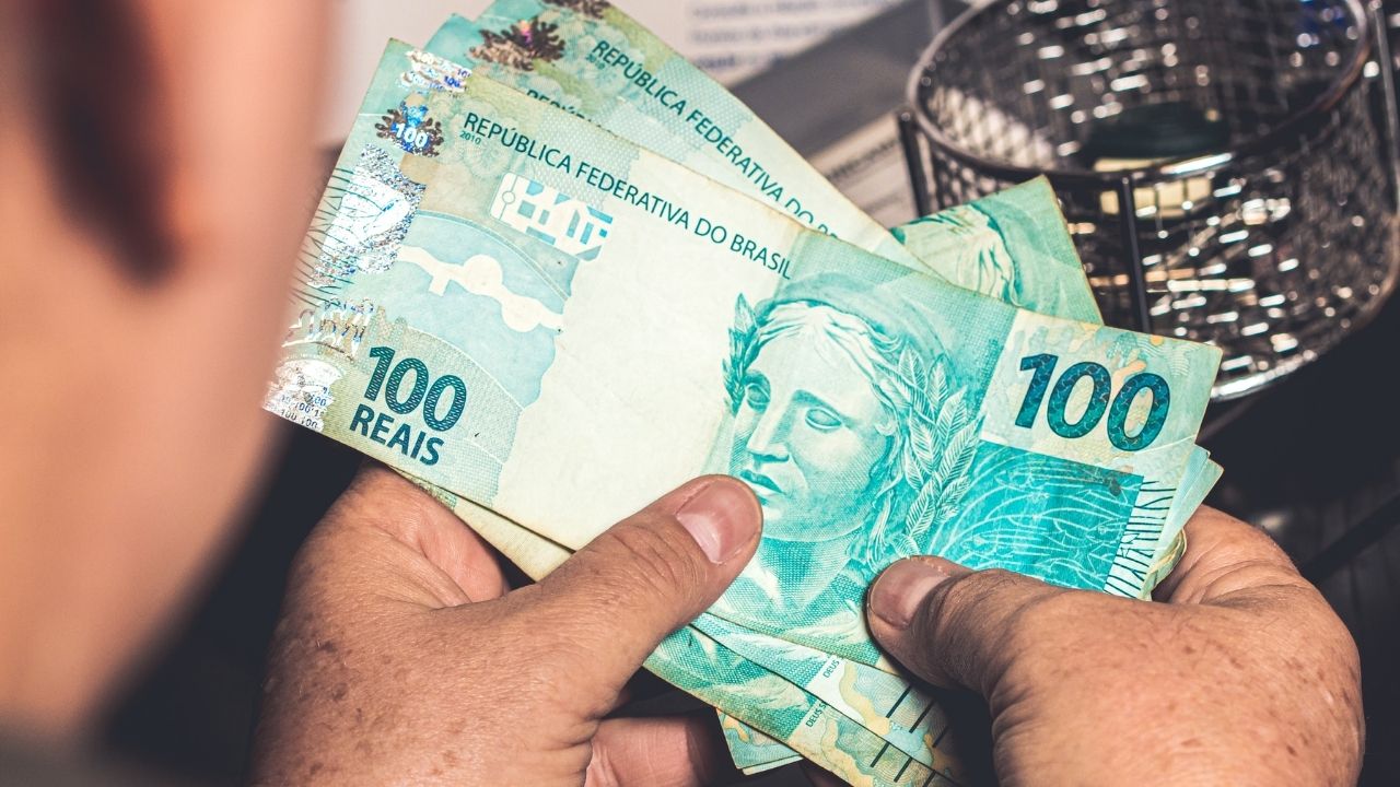Salário mínimo deverá subir para R$ 1.741 em 2027