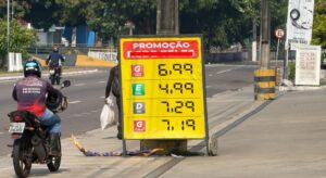 Um absurdo! Preço da gasolina sobe, pesa no bolso e assusta motoristas em Manaus