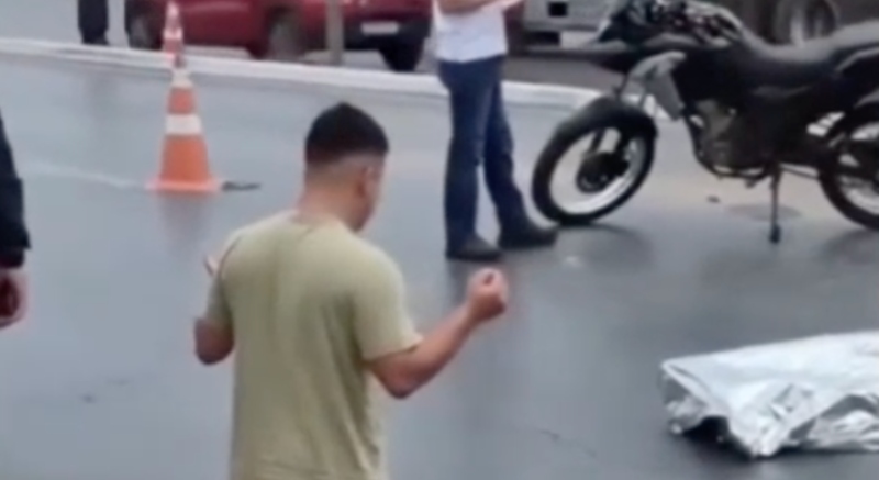Filho se ajoelha e faz oração ao lado do corpo do pai que morreu em acidente; veja vídeo