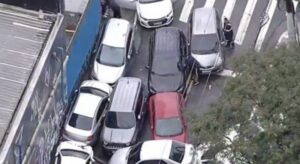Temporal arrasta quase 30 carros e causa caos em avenida principal
