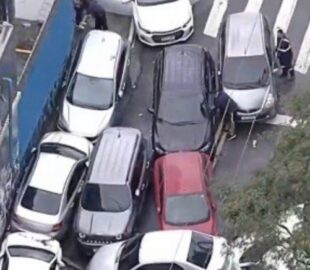Temporal arrasta quase 30 carros e causa caos em avenida principal