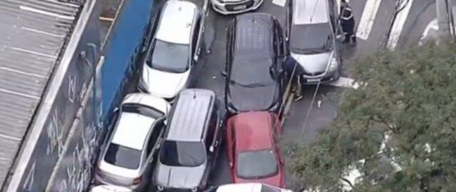 Temporal arrasta quase 30 carros e causa caos em avenida principal