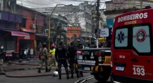 Após incêndio devastador no Centro, bombeiros mantêm área isolada em Manaus
