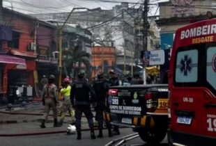 Após incêndio devastador no Centro, bombeiros mantêm área isolada em Manaus