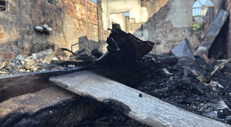 Madrugada de terror: Incêndio destrói residência e deixa família sem quase nada no Armando Mendes, em Manaus