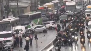 Motorista de ônibus m0rre após sofrer infarto e veículo desgovernado arrasta mais de 20 carros em avenida principal; veja