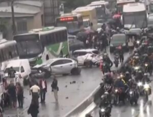 Motorista de ônibus m0rre após sofrer infarto e veículo desgovernado arrasta mais de 20 carros em avenida principal; veja